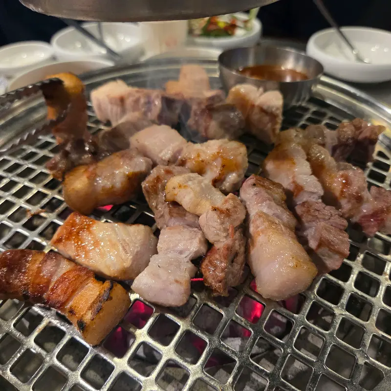 먹기 좋게 잘린 흑돼지 삼겹살