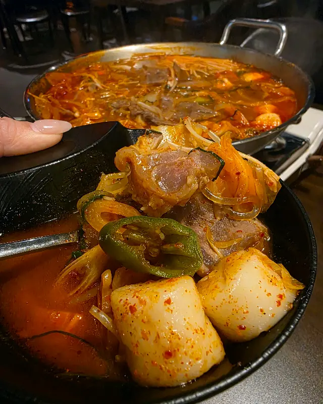 스지와 다양한 재료들이 어우러진 얼큰스지전골