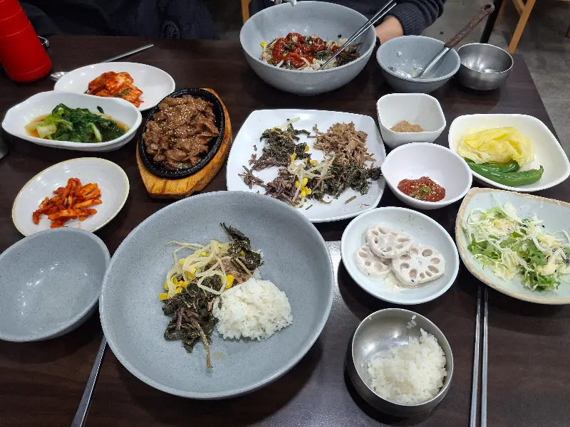 푸짐하게 차려진 한 상 차림