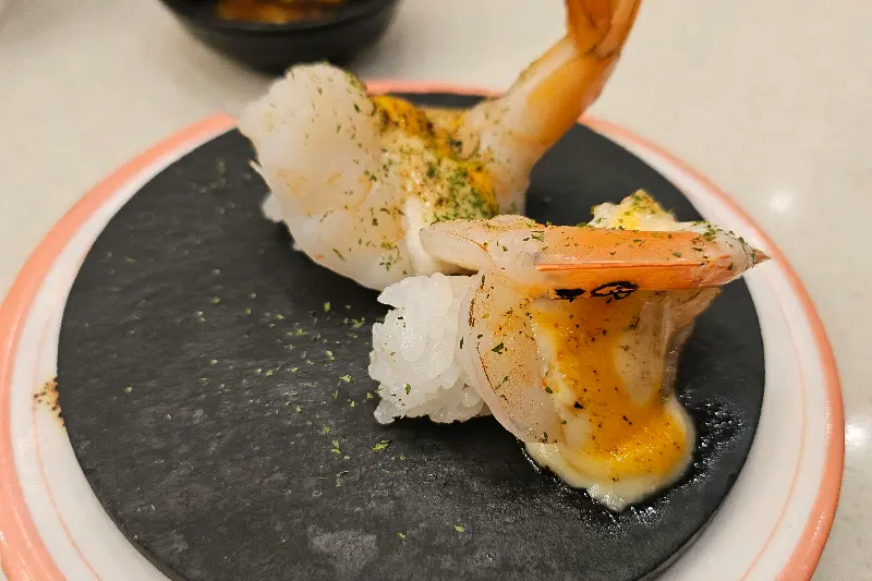 윤기가 흐르는 새우 초밥