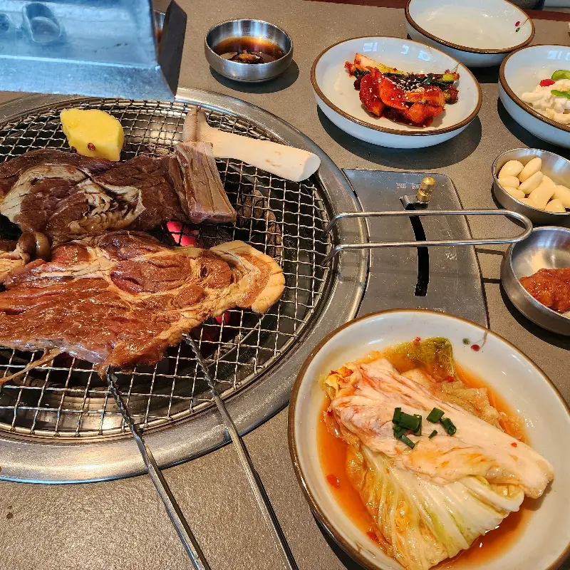 숯불 위에 구워진 돼지갈비