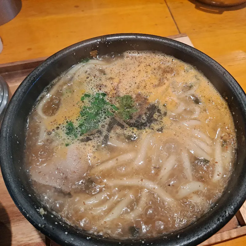 얼큰한 국물과 우동의 만남