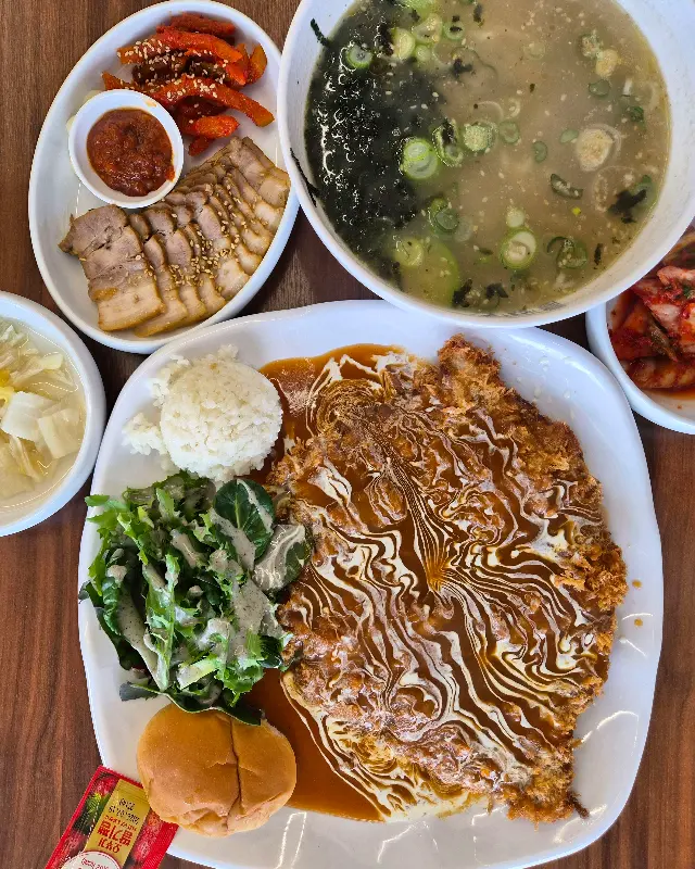 칼국수와 돈까스를 함께 즐기는 사람들