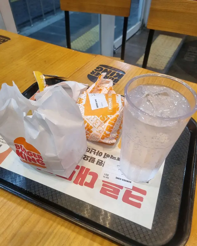 깔끔하게 포장된 햄버거 세트