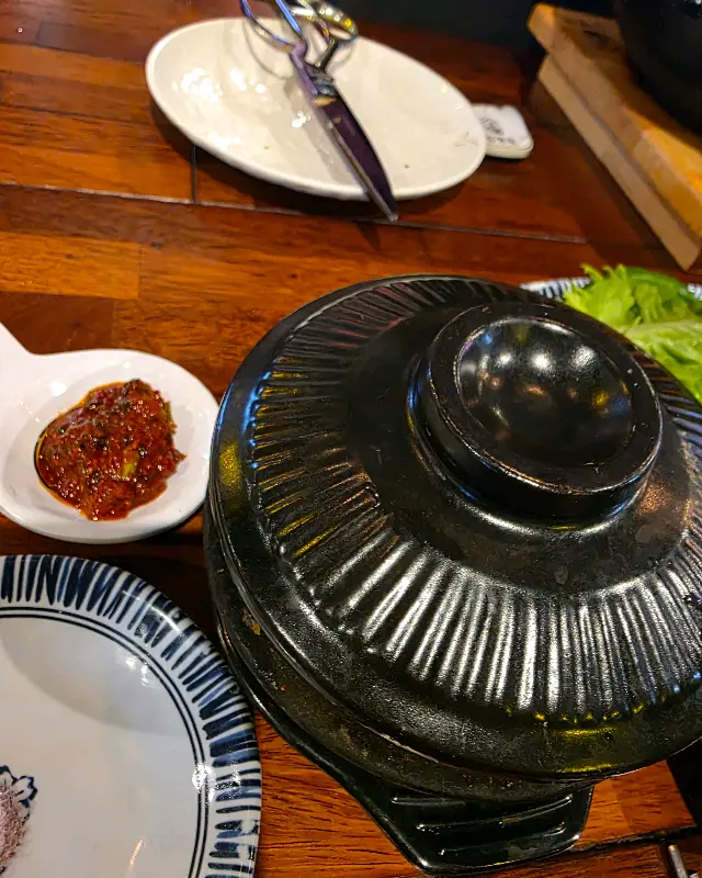 테이블 한 켠에 놓인 식기류