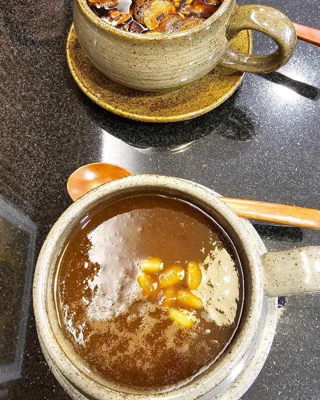 진한 대추차가 담긴 찻잔