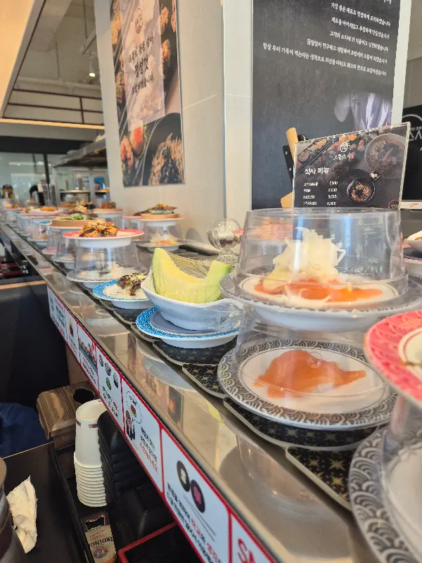 회전 레일 따라 늘어선 초밥들