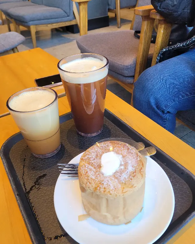 시나몬 돌체 폼 카푸치노와 스콘