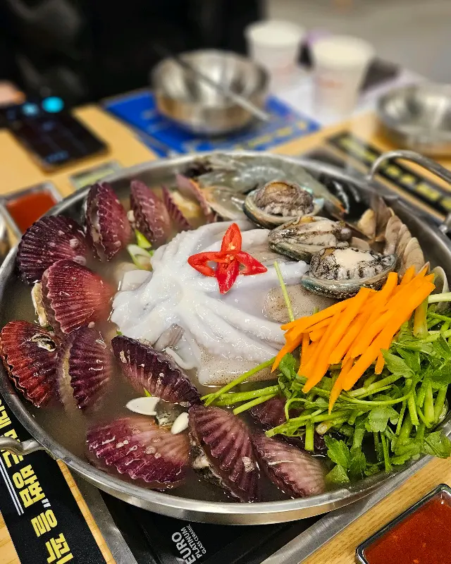 푸짐한 해물칼국수 한 상