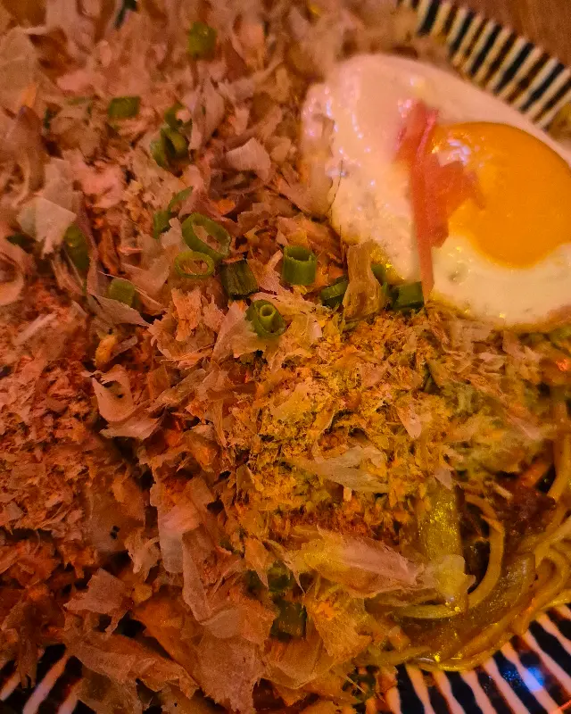 가쓰오부시가 듬뿍 뿌려진 야끼소바