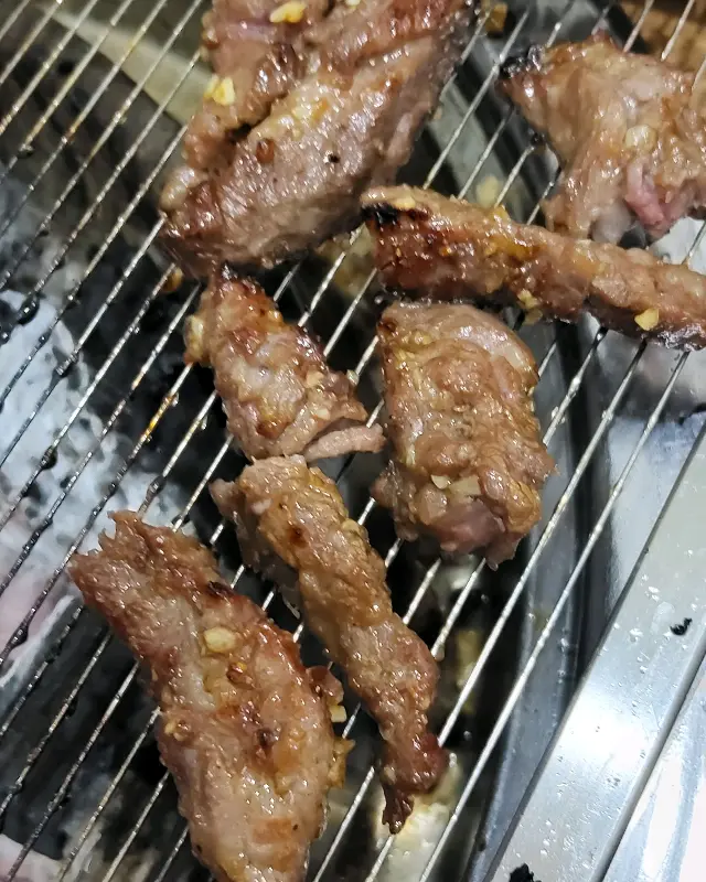 노릇노릇 잘 익은 양념 갈비살
