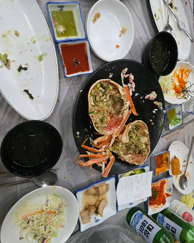 만족스러운 식사를 마치고 난 후 테이블 풍경