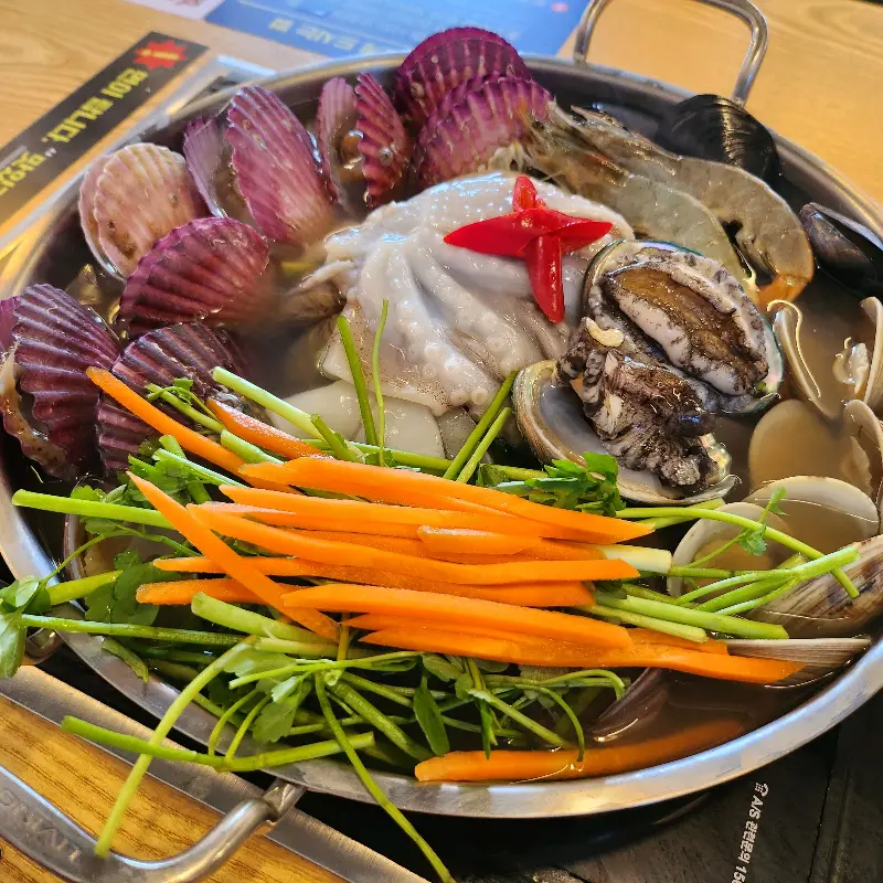 해물이 가득한 칼국수