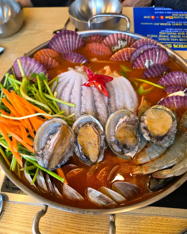 해물이 푸짐하게 들어간 해물손칼국수