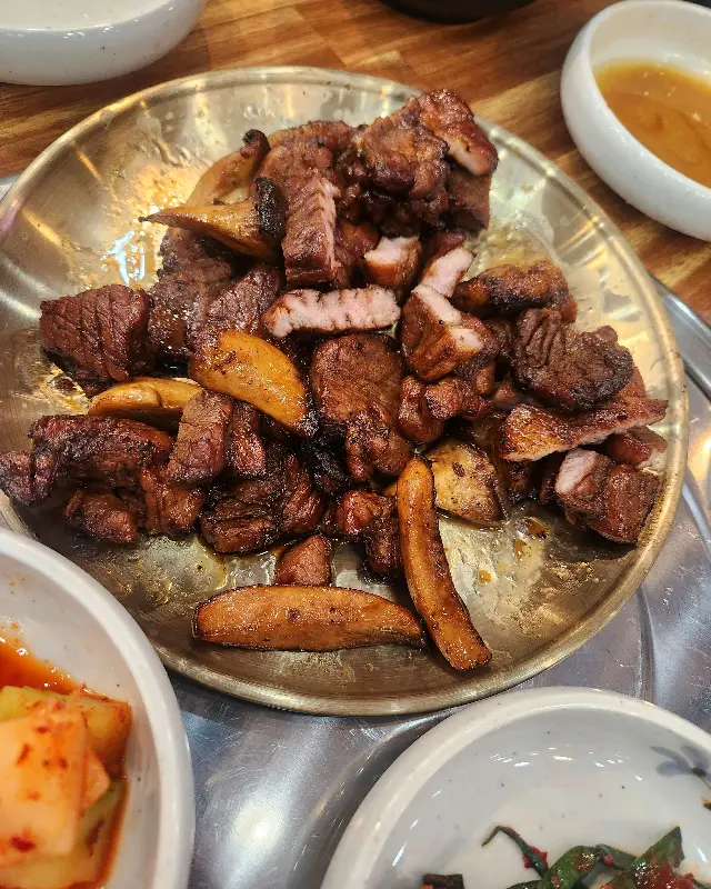 맛깔스럽게 구워진 돼지갈비