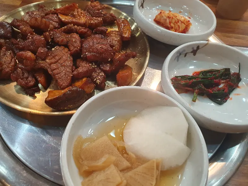돼지갈비와 다양한 밑반찬