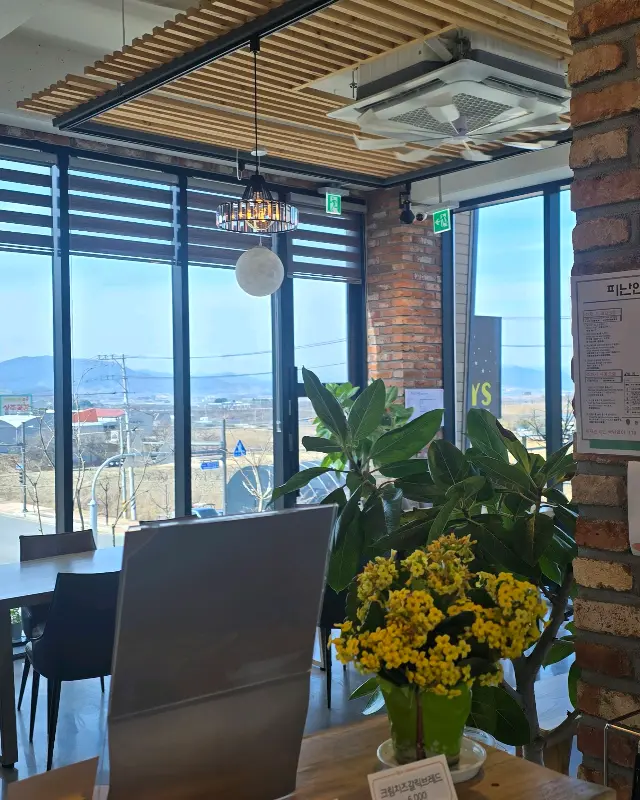 통창으로 보이는 풍경