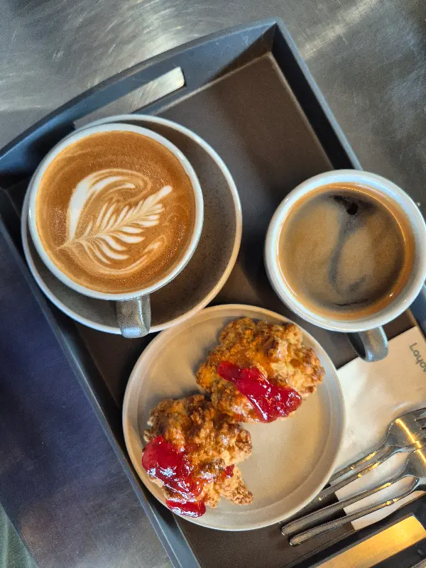 레이오버의 라떼와 스콘