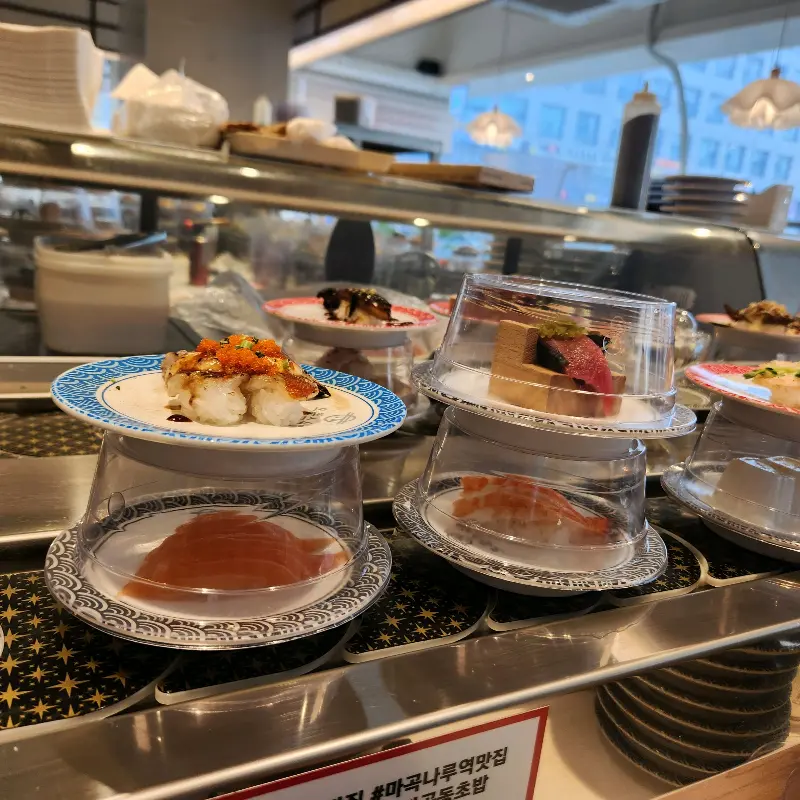 레일 위 형형색색의 초밥들