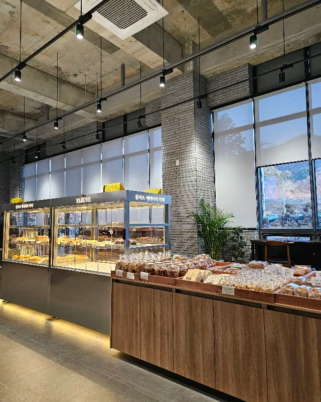 넓고 깔끔한 플러브베이커리 내부