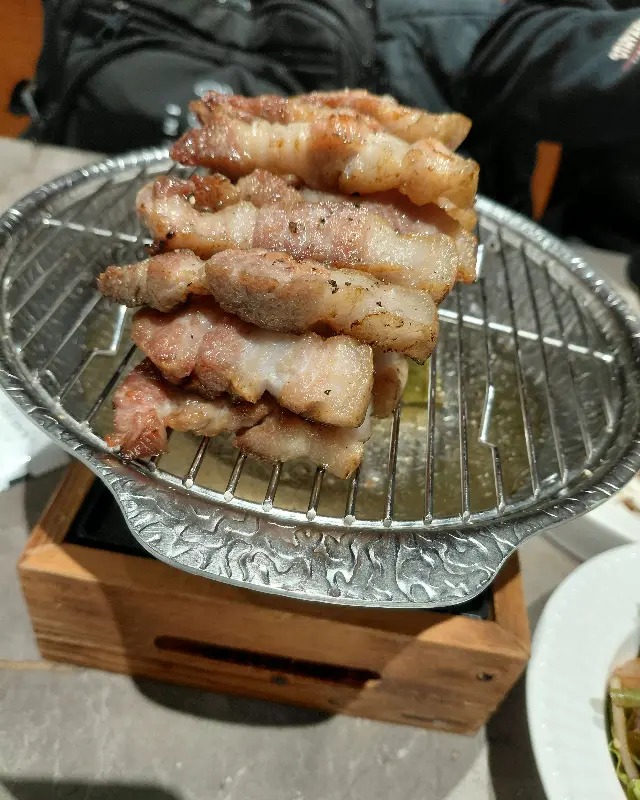 석쇠 위에 올려진 삼겹살이 먹음직스럽게 보인다.