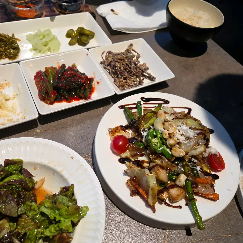 잘 구워진 삼겹살이 담긴 석쇠가 테이블 중앙에 놓여 있다.