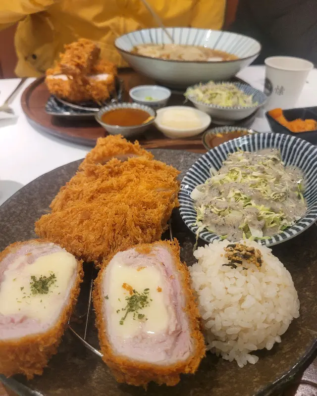 돈까스와 치즈돈까스, 마제소바의 푸짐한 조합