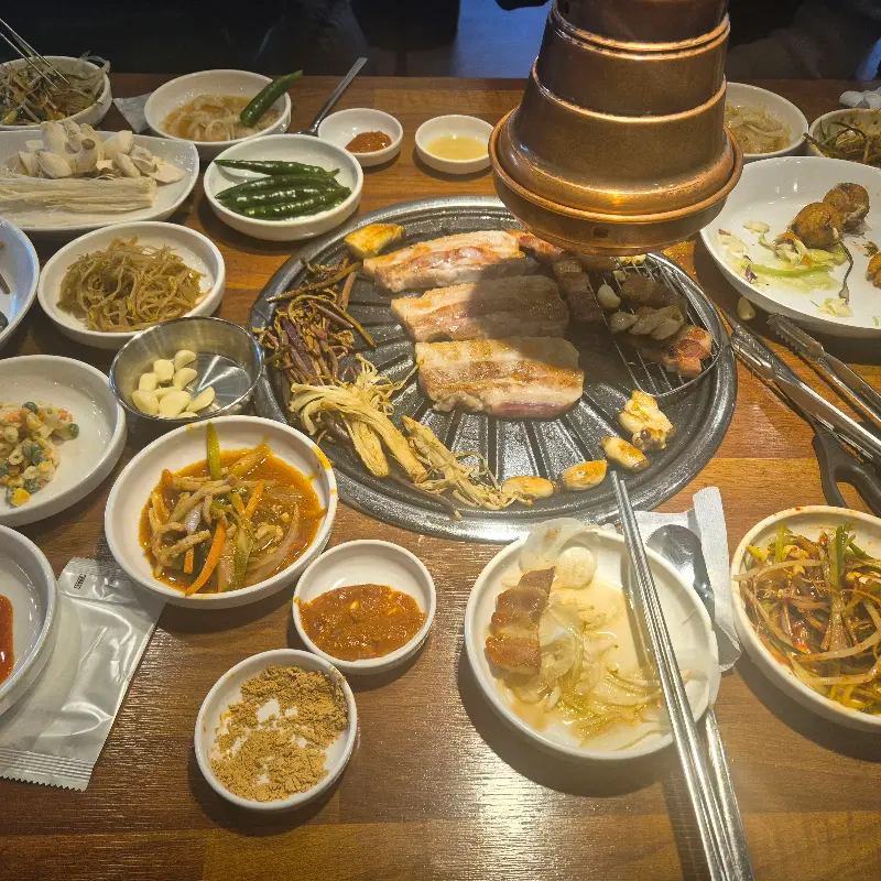 다채로운 곁들임 메뉴와 삼겹살 한 상 차림