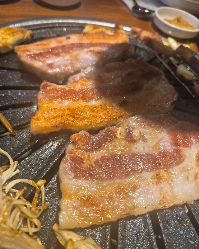 노릇노릇하게 구워진 삼겹살