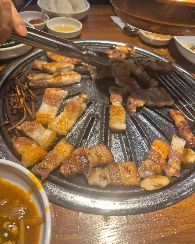 잘 구워진 삼겹살 조각들