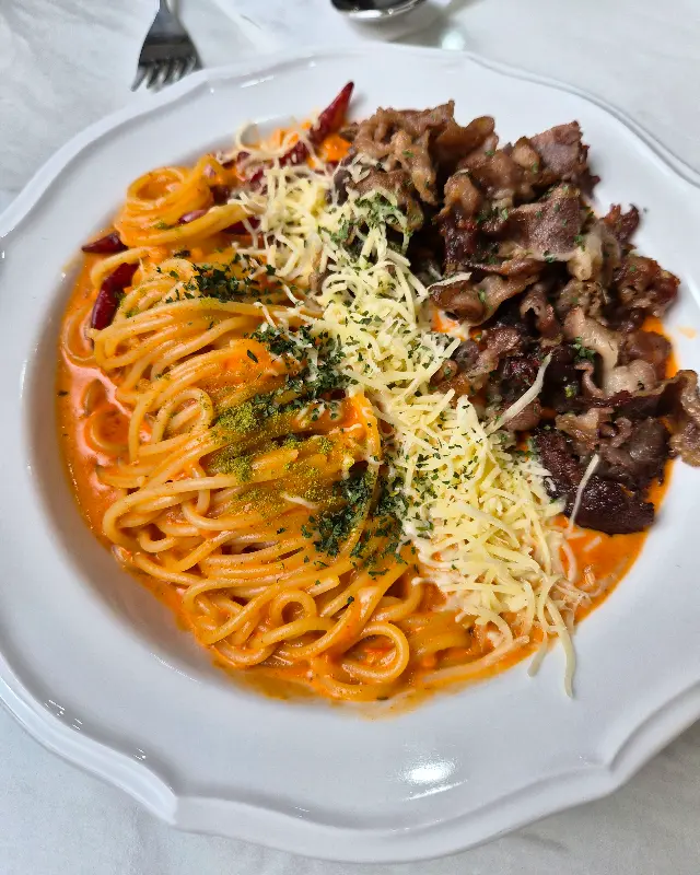 다채로운 토핑이 인상적인 파스타