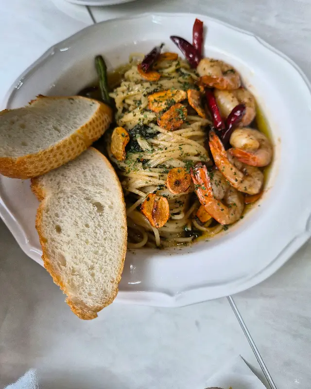 감바스 파스타와 바게트 빵의 조화