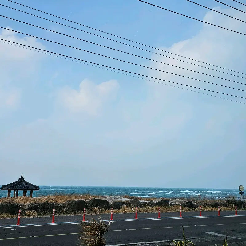 흐린 날씨에도 운치 있는 코난비치 풍경