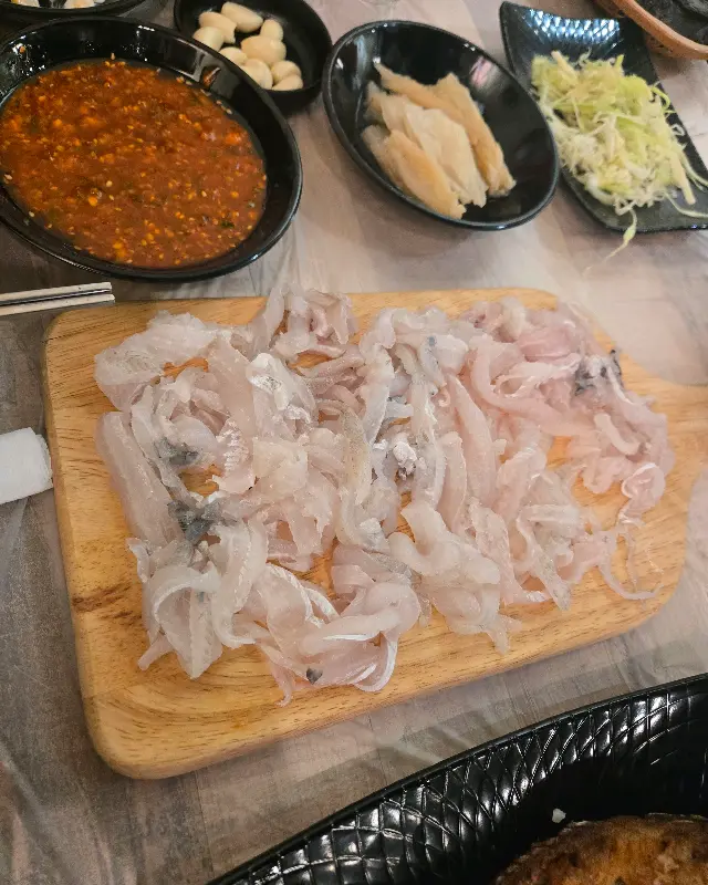 오징어회와 곁들임 메뉴