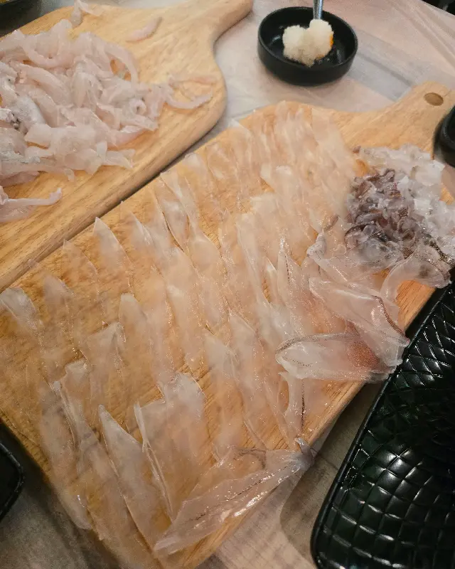 오징어회와 해산물이 가지런히 담겨 나온 모습