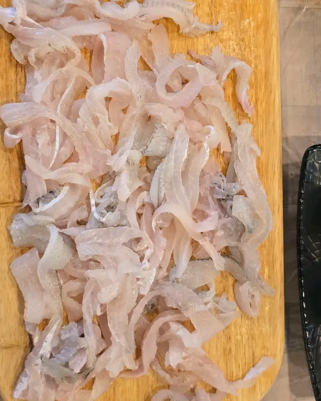 얇게 썰어 낸 오징어회