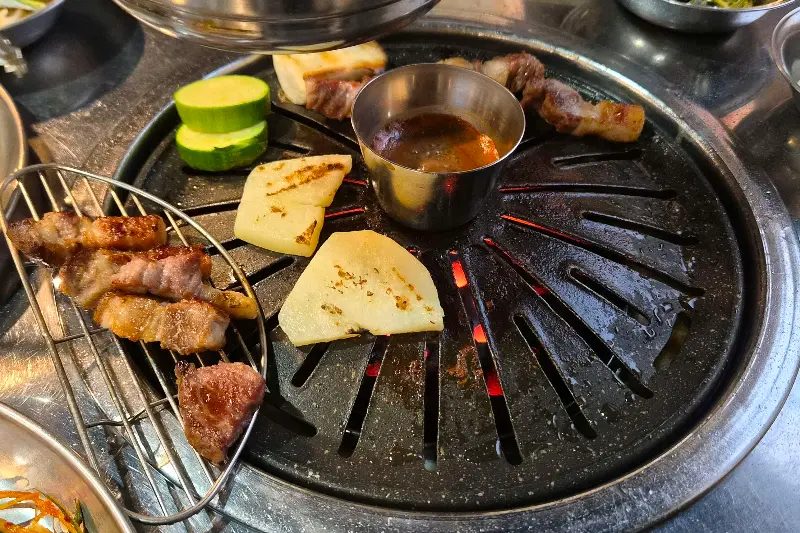 연탄불에 구워지는 흑돼지