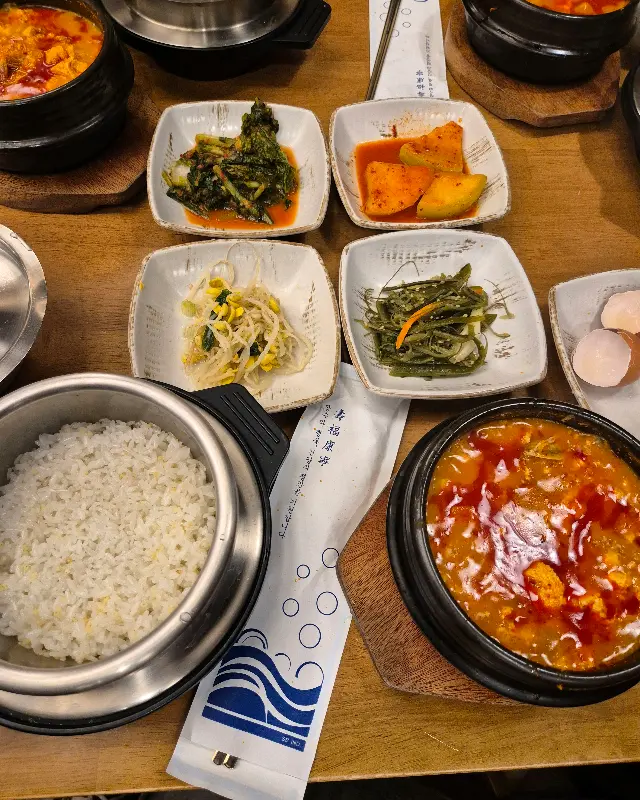 고등어 구이와 정갈한 밑반찬