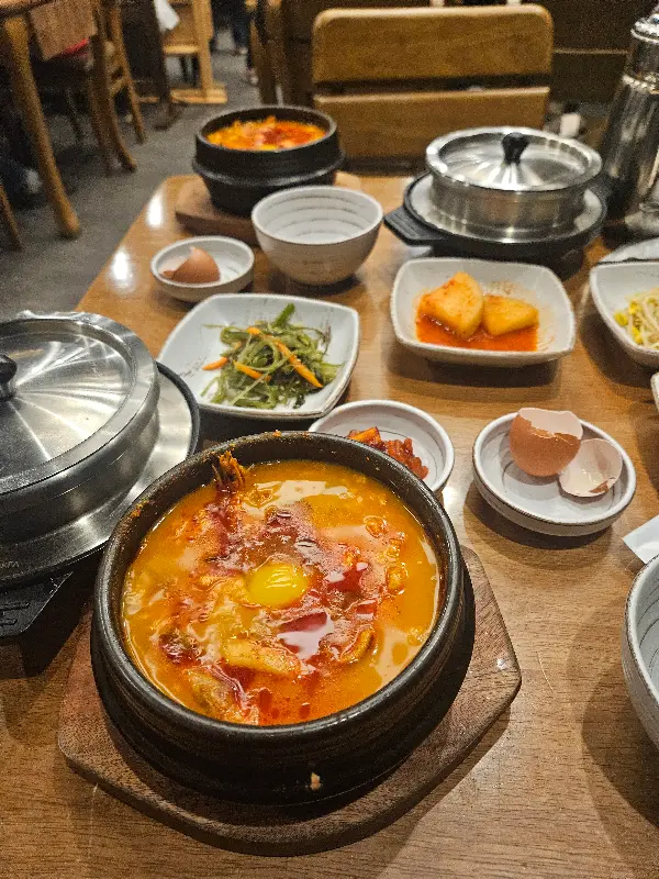 뚝배기 안에서 보글보글 끓는 얼큰순두부찌개