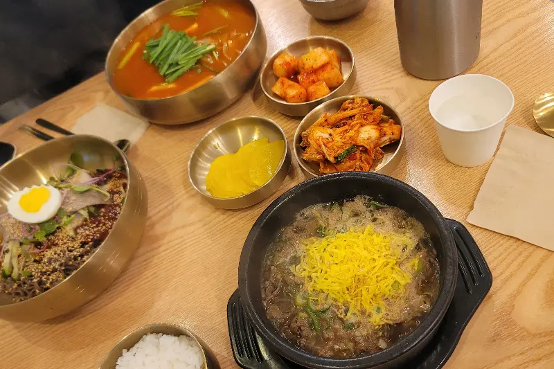 다양한 메뉴와 깔끔한 밑반찬