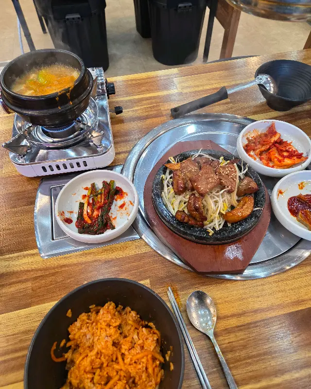 돌판 위에 올려진 석갈비와 청국장