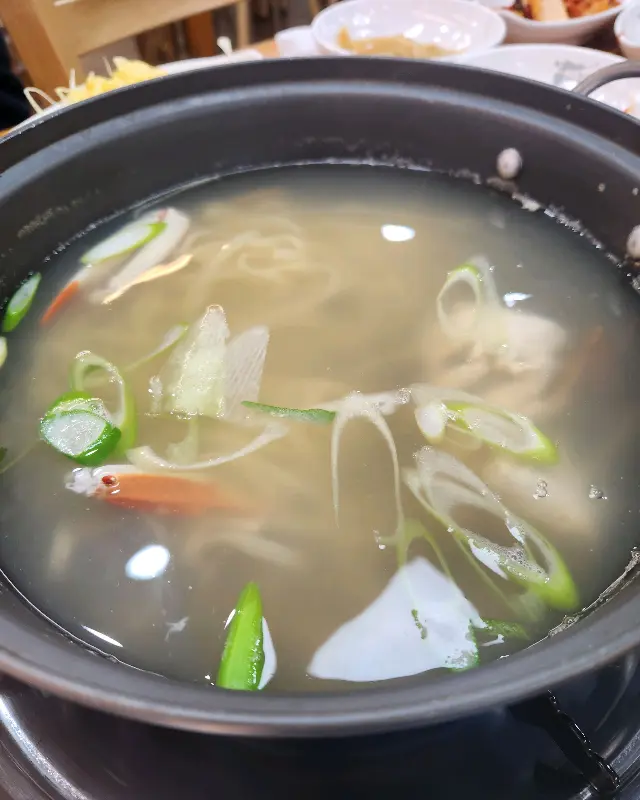 칼국수에 꽃게 반 마리가 들어간 모습