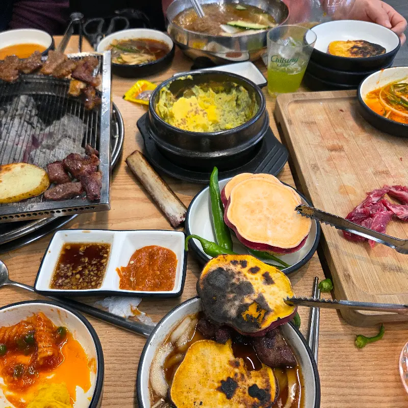 숯불 위에 익어가는 고기