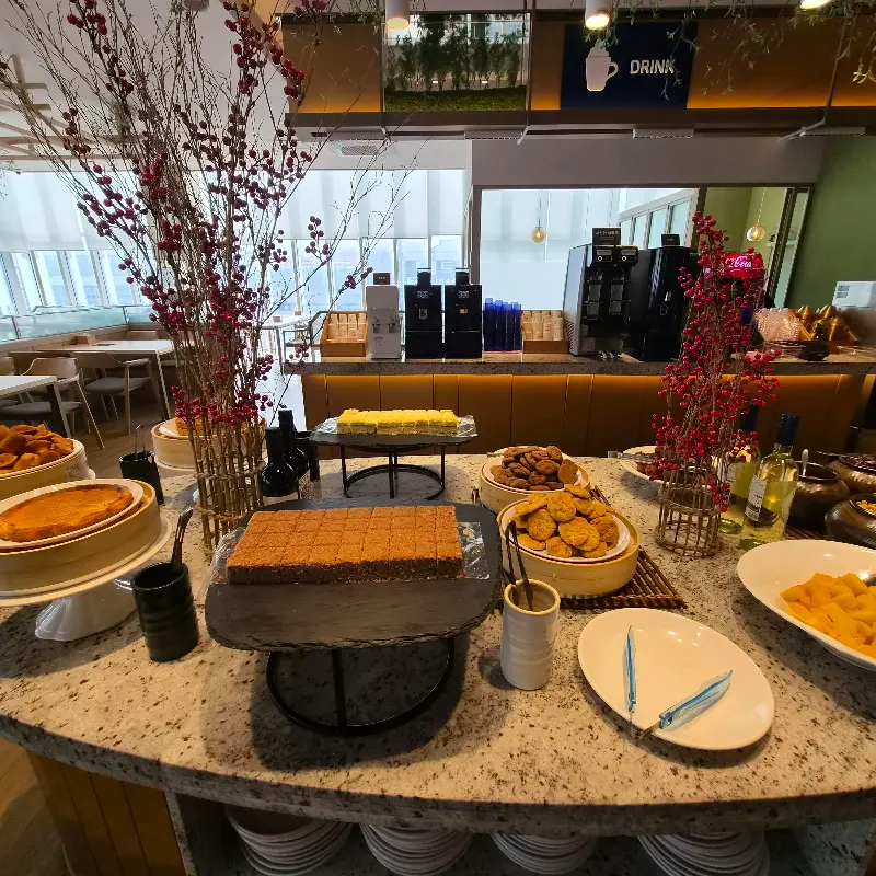 다양한 종류의 디저트가 진열되어 있는 모습