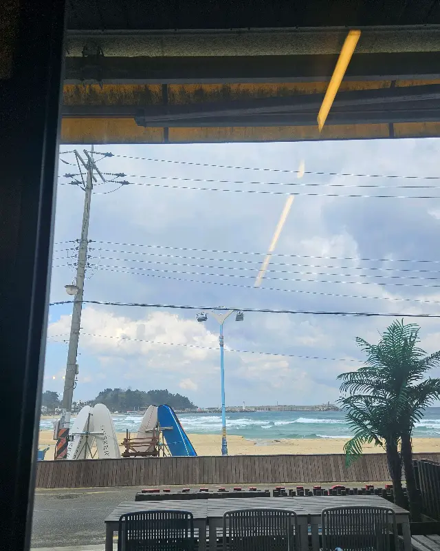 알로하웨이브에서 바라본 죽도해변의 아름다운 풍경