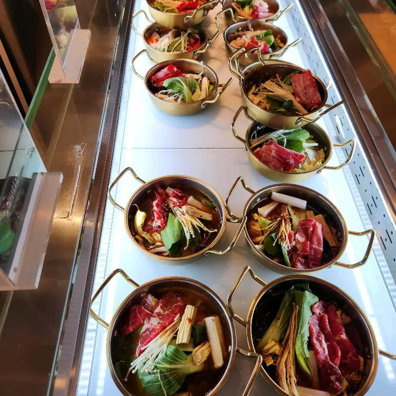 다양한 종류의 샤브샤브 재료들이 놓여있는 모습