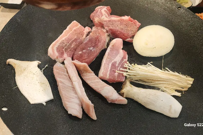 신선한 삼겹살과 버섯, 양파