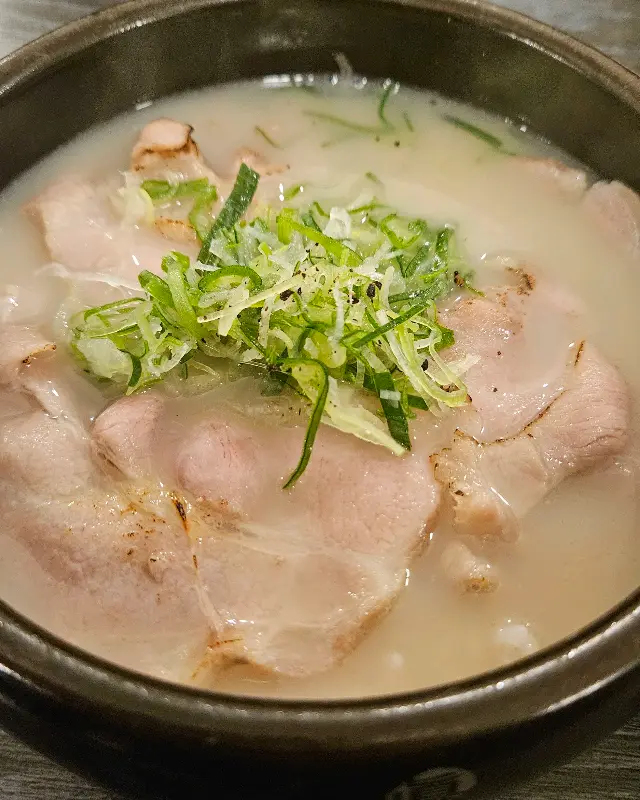 밥을 만 맑은 돼지곰탕