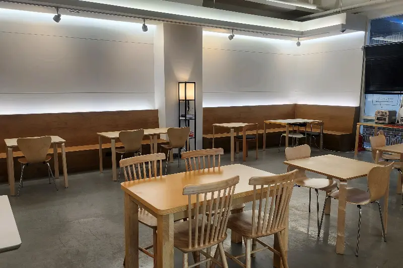 단체 모임에도 좋은 넓은 테이블