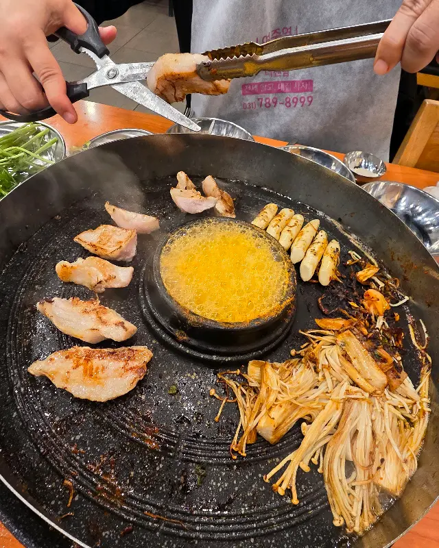 삼겹살을 자르는 모습